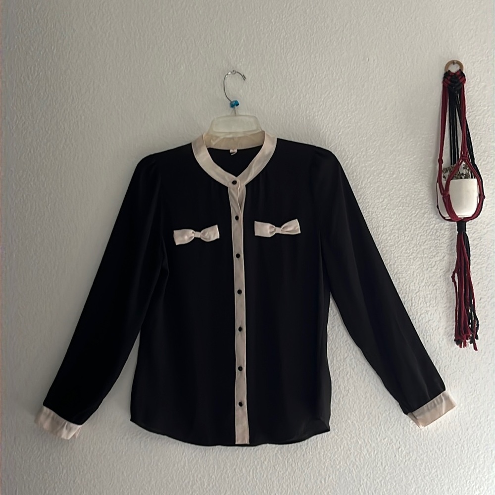 Adorable Black and White Blouse W/ Ribbons 🎀